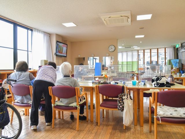 明るいダイニングルーム ダイニングルーム 明るい空間で、車椅子の方も利用しやすい広さです。椅子に座って、テレビを楽しんでいます。