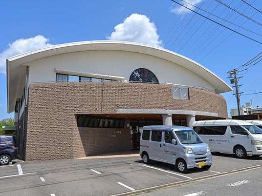 駐車場と建物の外観
