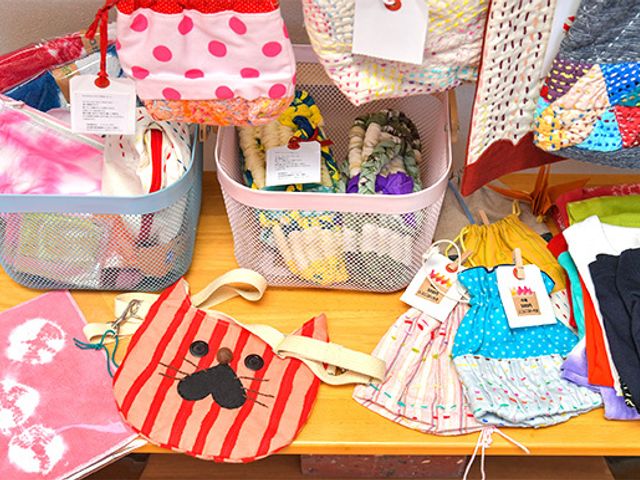 手作り品の展示 掲示物 利用者が作った作品が並び、温かみのある手作りの品々が豊富に展示されています。