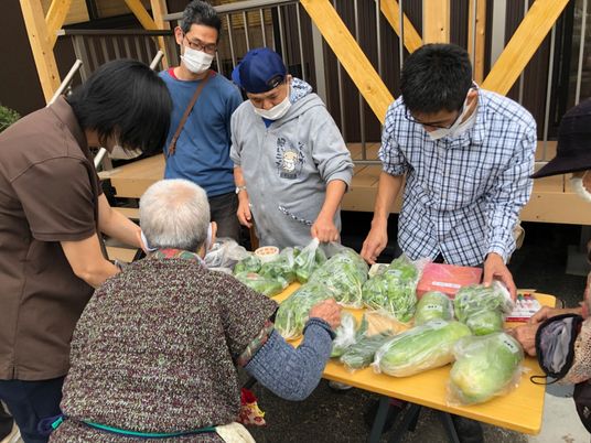 野菜を並べた屋外のテーブル