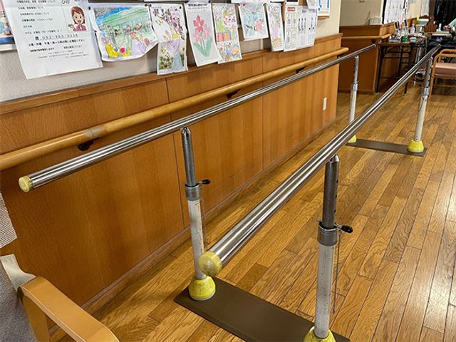 手すりのある廊下 廊下 自然光が差し込む廊下には手すりが設置され、安全に移動できます。掲示物も見やすく配置されています。