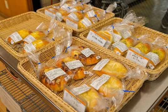 包装されたパンの棚