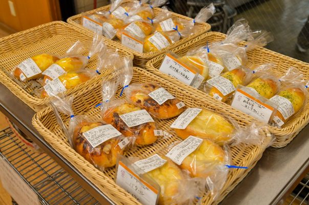 包装されたパンの棚