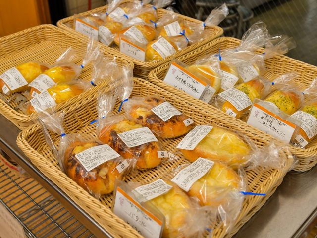 包装されたパンの棚 ロビー 美味しそうなパンが並ぶロビーです。来訪者を温かく迎える準備が整っています。