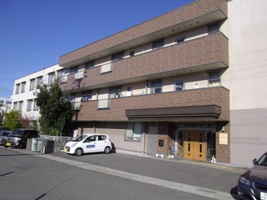 外観の施設正面