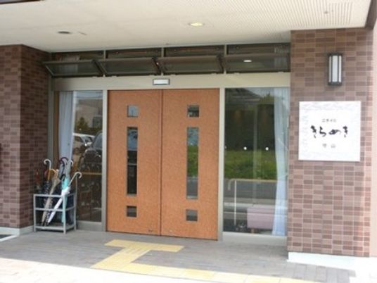 茶色の扉のエントランス