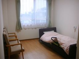 シンプルな居室の様子