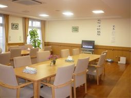 明るい食堂の様子