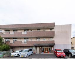 施設正面の清潔な外観