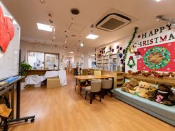 クリスマス飾りのラウンジ