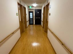 手すり付きの廊下  
