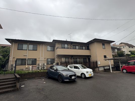 建物前の駐車場  