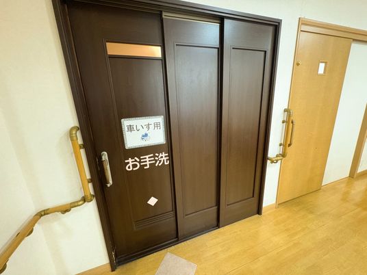 車いす用お手洗いの扉  