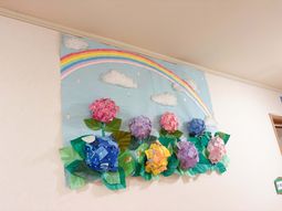 壁面の花飾りと虹の廊下  