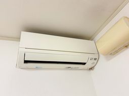 壁付けエアコン  