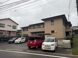 建物外観と駐車場  