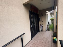 庇下の玄関アプローチ  
