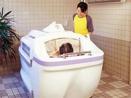 機械浴槽と介助者