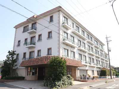 白い建物の外観