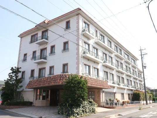 白い建物の外観