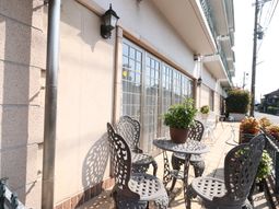 中庭のイスとテーブル