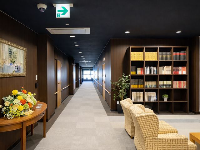 明るい廊下 廊下 ゆとりのある座席と本棚が設置された明るい廊下です。話し合いや読書が快適に行えます。