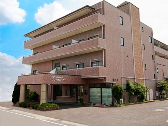 明るい外観の建物エントランス