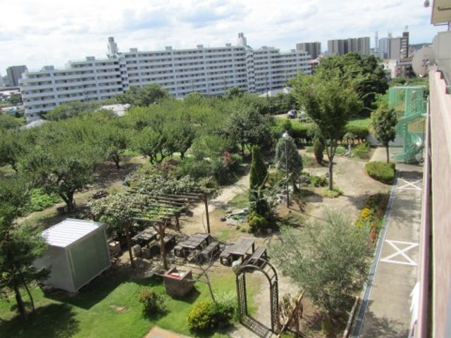 緑豊かな中庭 庭 手入れが行き届いた中庭では、四季折々の自然を感じながら散策や憩いの時間を過ごすことができます。都会の喧騒を忘れさせる安らぎの場所です。