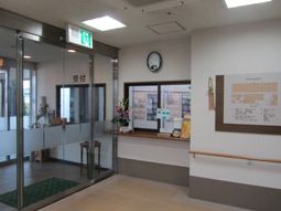 受付と案内板の内観