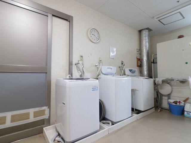清潔な洗濯室 ランドリー 快適な日常生活をサポートする洗濯室です。効率的な作業が行える洗い場も完備しております。