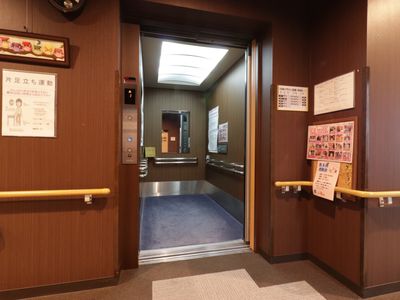 廊下に面したエレベーター入口