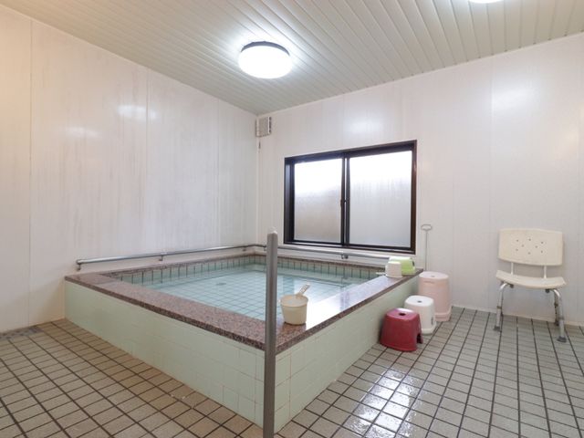 清潔な浴室空間 浴室 広々とした清潔感のあふれる浴室です。手すりや椅子も完備され、安全にお使いいただけます。