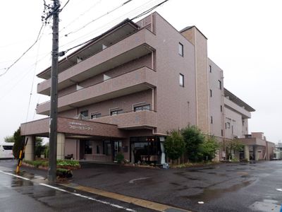 多階層の建物のエントランス