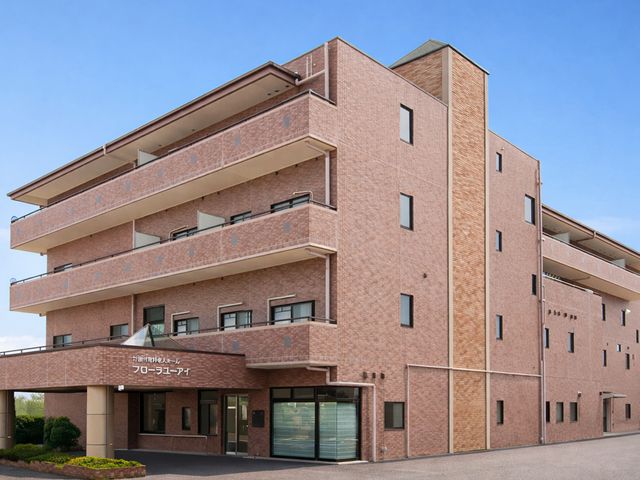 多階層の建物のエントランス 外観 雨の日でも安心して足を運べる、ゆったりとした庇のあるエントランスです。清潔感のある建物は、就業する方にとっても心地良い環境となるでしょう。