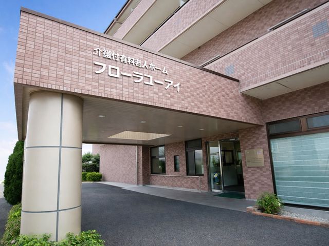 エントランス正面の景色 外観 広々とした入り口は、雨の日でも快適にお過ごしいただける工夫がされております。明るく開放的な空間がお出迎えします。