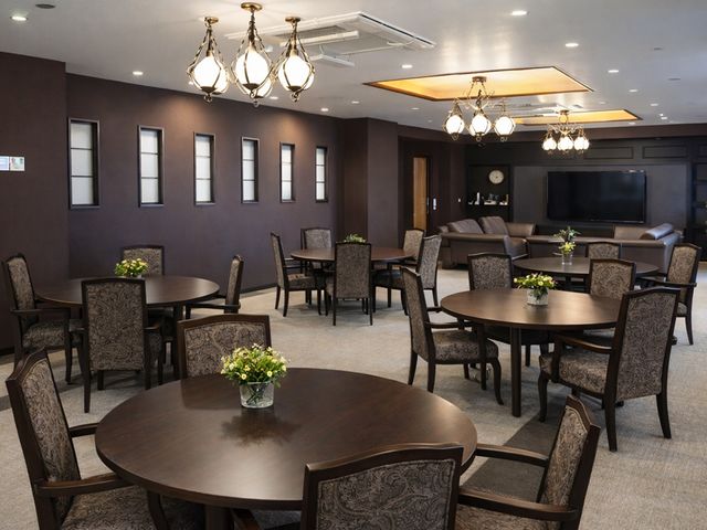 くつろぎのラウンジ ラウンジ 落ち着いた雰囲気の空間で、リラックスしながら交流を楽しめます。自然光が心地よいです。