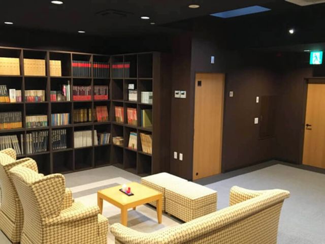 落ち着いた読書ルーム ラウンジ 静かな空間で本を楽しめるラウンジです。快適な椅子と充実した本棚が特徴です。