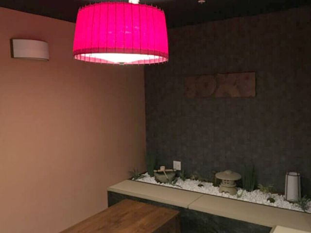 和風の落ち着いた室内 ラウンジ 落ち着いた雰囲気のラウンジです。和風の装飾が施され、リラックスできる空間になっています。