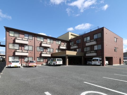 赤茶色の建物の外観