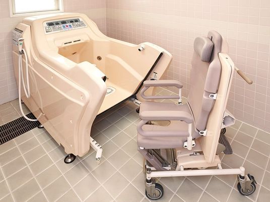 介護用浴槽と椅子の浴室  