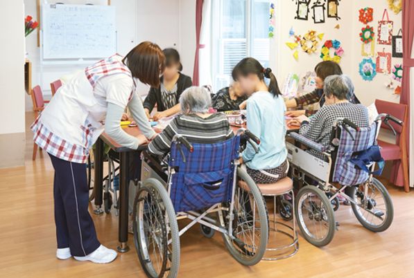 活動を楽しむスタッフと利用者