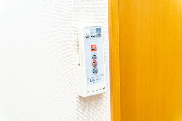 呼び出しボタン付き壁面