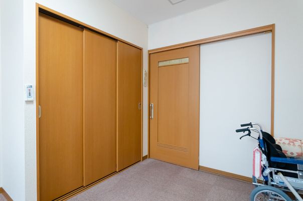 居室のドアと車椅子