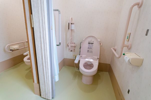 手すり付きのトイレ空間