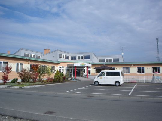 明るい日差しの外観