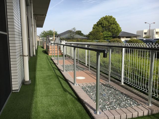 明るい屋外通路 庭 自然光が降り注ぐ屋外の通路です。通路は段差がなく、移動しやすくなっています。