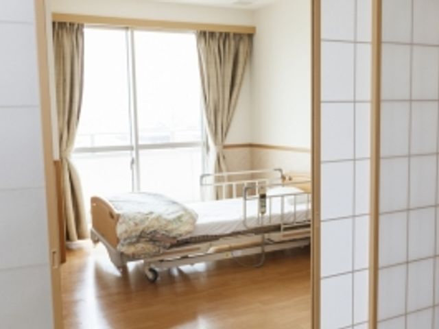 明るい居室の一角 居室 大きな窓から自然光が差し込み、明るく快適な居室です。静かな環境で落ち着いて過ごせます。