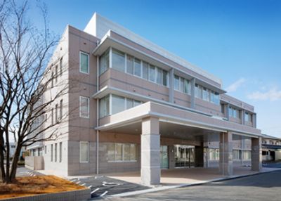 日差しを浴びる建物外観