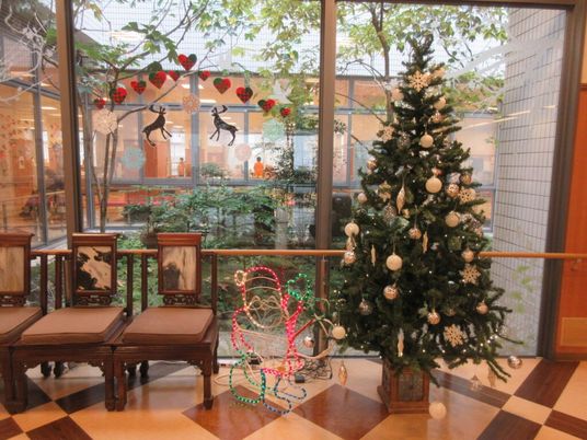 クリスマス装飾のラウンジ  