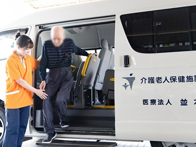 車から降りる様子 スタッフイメージ 職員が利用者を丁寧にサポートしています。親切な対応で安心して働ける環境です。